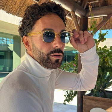 Cortadura · gafas de sol color crema cristal con lentes azules