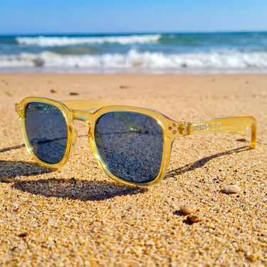 Cortadura · gafas de sol color crema cristal con lentes azules