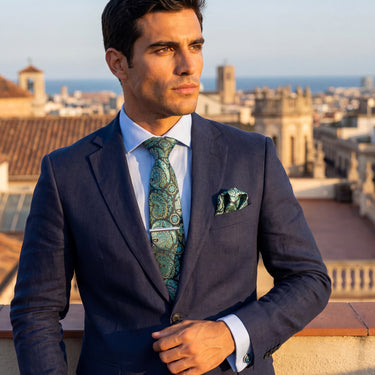Courchevel · conjunto de corbata con estampado paisley verde, pañuelo, gemelos y pasador