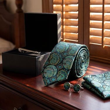 Courchevel · conjunto de corbata con estampado paisley verde, pañuelo, gemelos y pasador