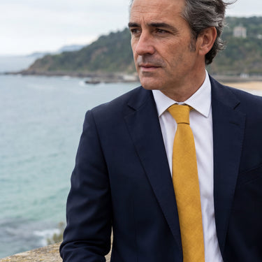 Dahna · corbata mostaza suave