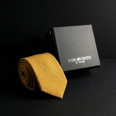 Dahna · corbata mostaza suave