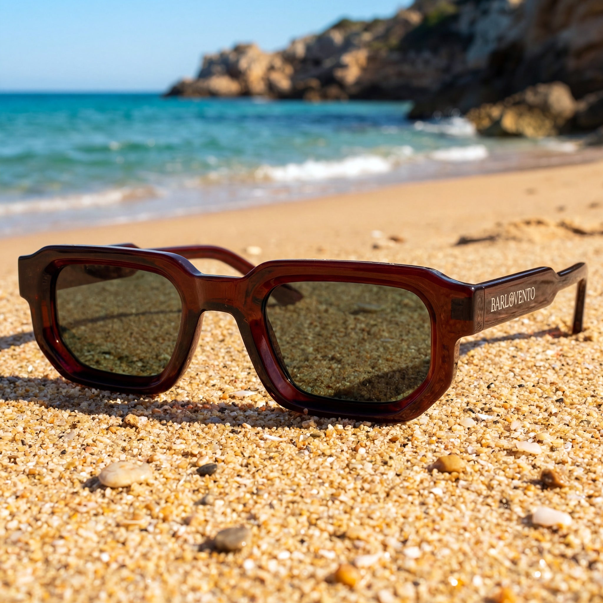 Famara · gafas de sol rojo sangre y lentes verdes UV400 en Barlovento de Biar