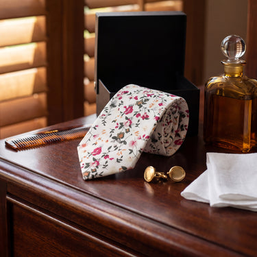 Flores silvestres 7 · corbata de algodón blanca con flores de colores