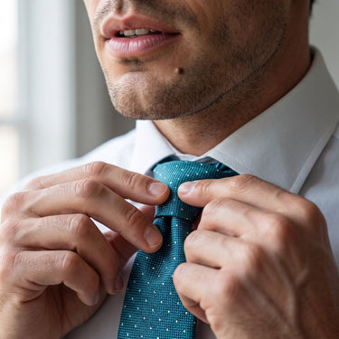 Giugliano · conjunto de corbata verde azulado con pañuelo de bolsillo, gemelos y pasador de corbata