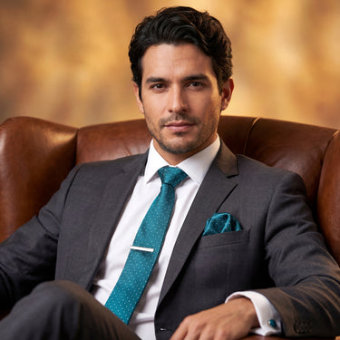 Giugliano · conjunto de corbata verde azulado con pañuelo de bolsillo, gemelos y pasador de corbata