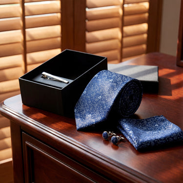 Gypsophilas · conjunto de corbata floral azul con pañuelo de bolsillo, gemelos y pasador de corbata
