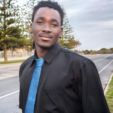 Conjunto de gravata natural com folhas azuis, lenço, botões de punho e gancho de cabelo