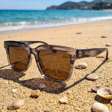 Illetes · gafas de sol de color marrón grisáceo cristalino con lentes marrones