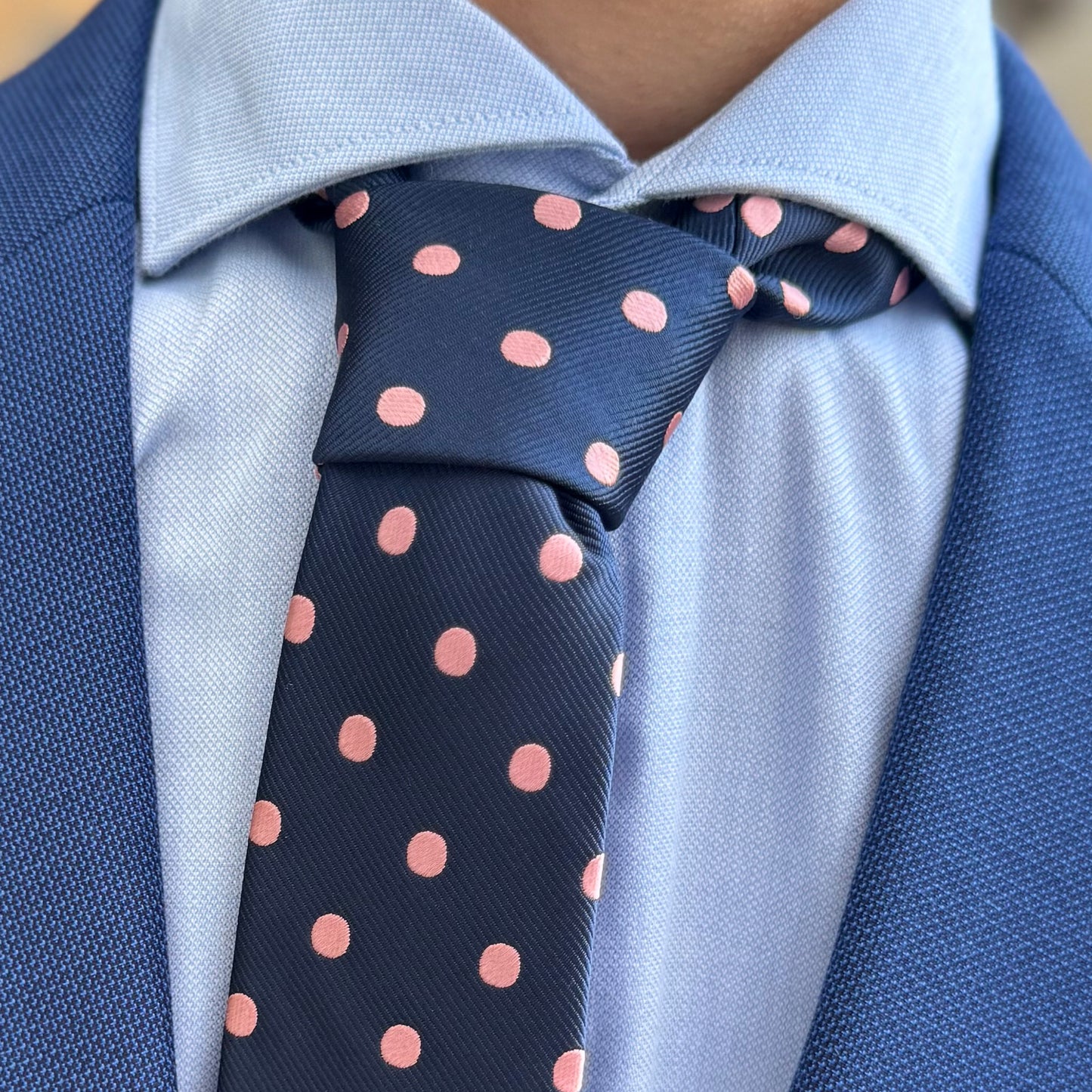 Lunares Rosas · corbata azul con lunares rosas