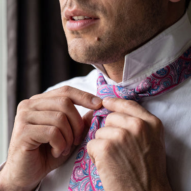Lyon · Gravata rosa com estampado paisley