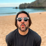 Macarella · gafas de sol redondas blancas con lentes grises - Barlovento de Biar