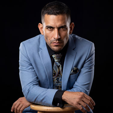 Marseille · conjunto de corbata con estampado paisley azul y dorado con pañuelo, gemelos y pasador