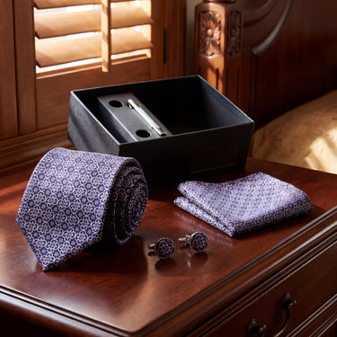 Monza · conjunto de corbata estilo italiano morado con pañuelo de bolsillo, gemelos y pasador de corbata
