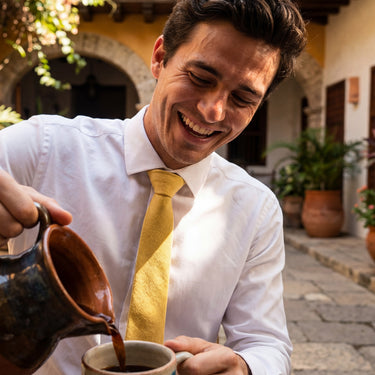 Nafud · corbata amarilla dorada suave
