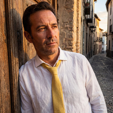 Nafud · corbata amarilla dorada suave