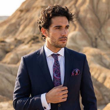 Narbonne · Conjunto de gravata com estampado paisley azul e roxo com lenço, botões de punho e presilha
