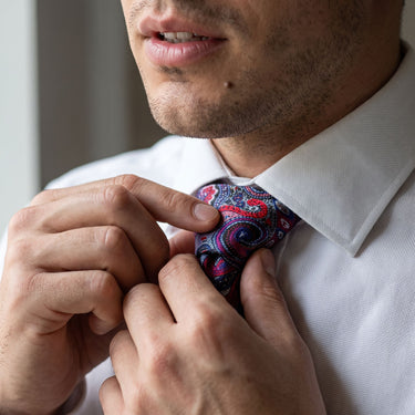 Narbonne · Conjunto de gravata com estampado paisley azul e roxo com lenço, botões de punho e presilha