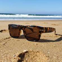 Náufragos · gafas de sol retro premium rojas con forma de llama y lentes marrones