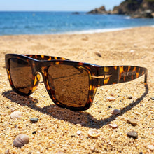 Náufragos · gafas de sol retro premium rojas con forma de llama y lentes marrones