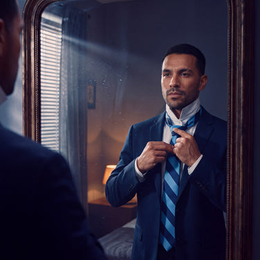 Nottingham · corbata de rayas anchas azul marino y azul celeste