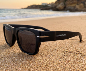 Ondarreta · gafas de sol cuadradas negras con protección UV400 y ribete metálico