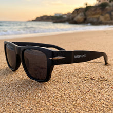 Ondarreta · gafas de sol cuadradas negras con protección UV400 y ribete metálico
