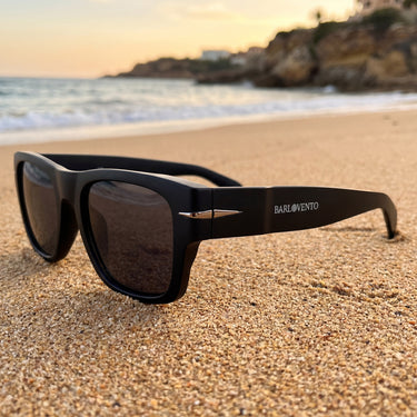 Ondarreta · gafas de sol cuadradas negras con protección UV400 y ribete metálico