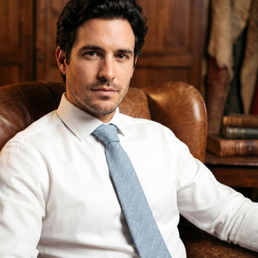 Oslo · corbata de lana en azul celeste con patrón de espiga