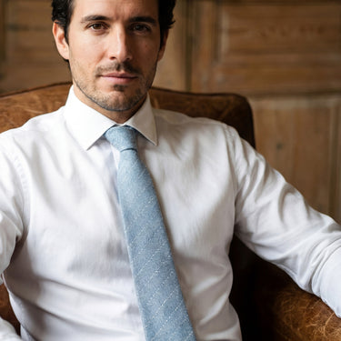 Oslo · corbata de lana en azul celeste con patrón de espiga