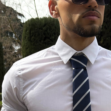 Oxford · corbata a rayas azules y blancas