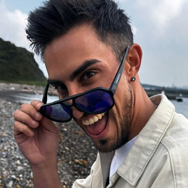 Papagayo · gafas de sol de goma negra con lentes de espejo azul UV400