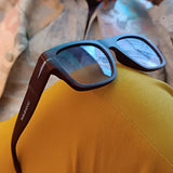 Pechón · gafas de sol cuadradas con vetas de madera y lentes azules - Barlovento de Biar