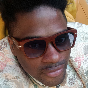 Pechón · gafas de sol cuadradas con vetas de madera y lentes azules - Barlovento de Biar