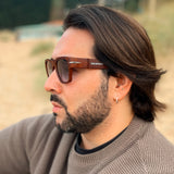 Pechón · gafas de sol cuadradas con vetas de madera y lentes azules - Barlovento de Biar