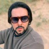 Pechón · gafas de sol cuadradas con vetas de madera y lentes azules - Barlovento de Biar