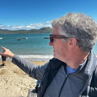Pechón · gafas de sol cuadradas con vetas de madera y lentes azules - Barlovento de Biar