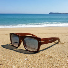 Pechón · gafas de sol cuadradas con vetas de madera y lentes azules