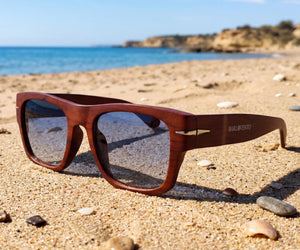 Pechón · gafas de sol cuadradas con vetas de madera y lentes azules
