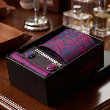 Perpignan · Conjunto de corbata con estampado paisley carmesí, pañuelo de bolsillo, gemelos y pasador de corbata