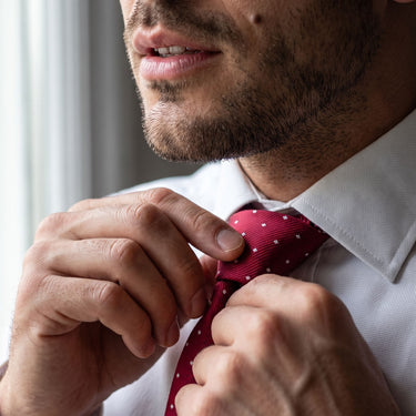 Piacenza · Corbata roja con lunares blancos con pañuelo de bolsillo, gemelos y pasador