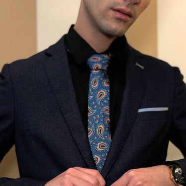 Poitiers · Gravata azul com estampado paisley