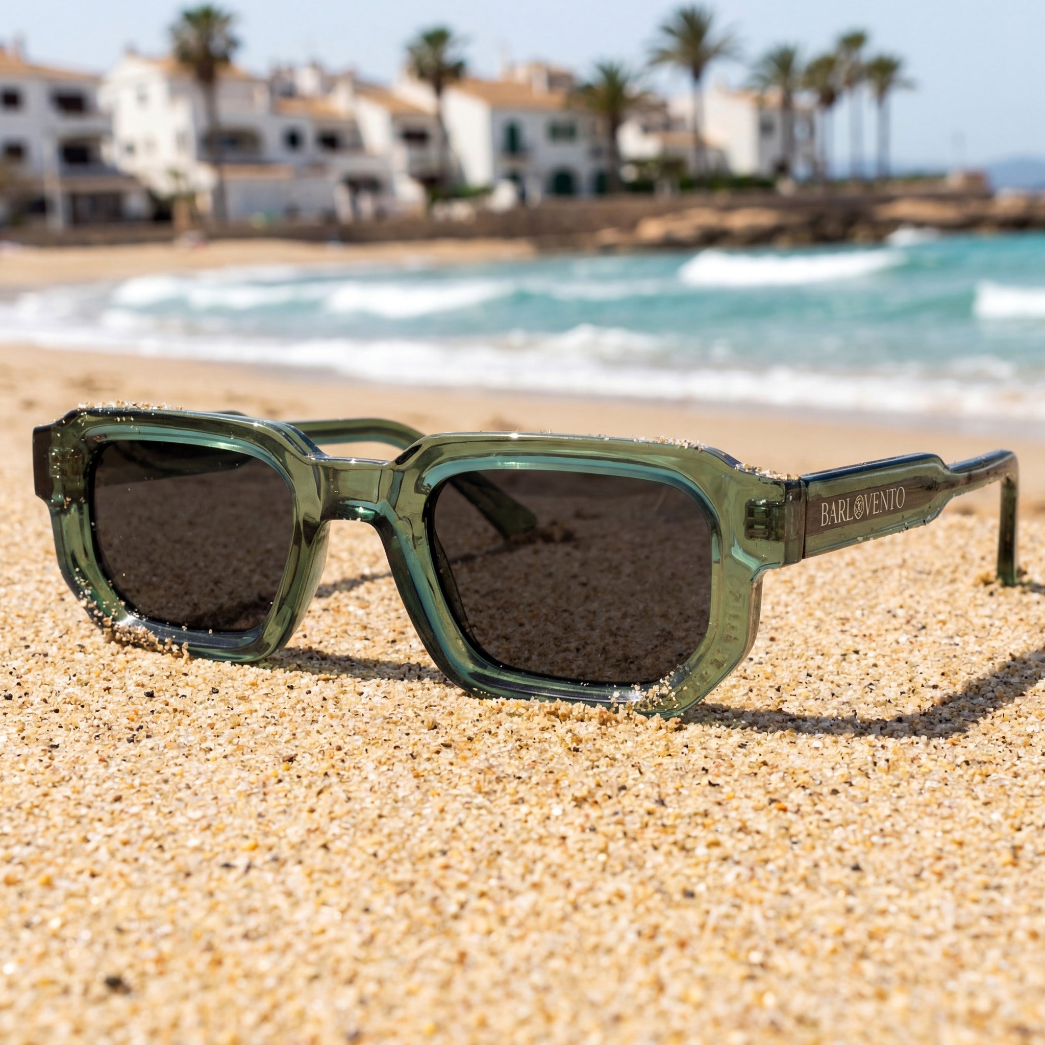 Portet · gafas de sol verdes llamativas con lentes negras UV400 en Barlovento de Biar