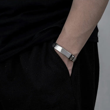 Pulsera Orión · Brazalete ajustable de acero de titanio con correa de reloj