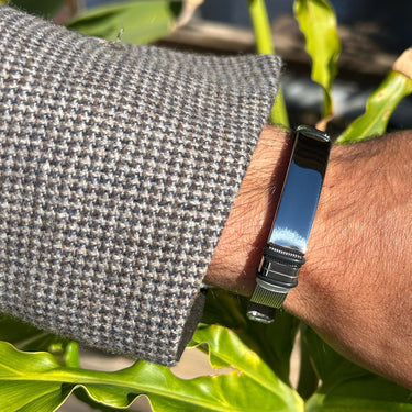 Pulsera Orión · Brazalete ajustable de acero de titanio con correa de reloj