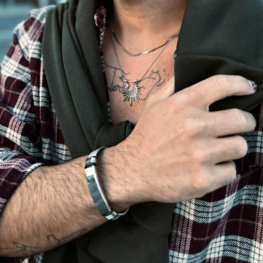 Pulsera Orión · Brazalete ajustable de acero de titanio con correa de reloj