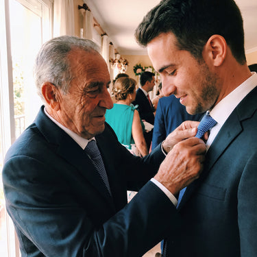 Ravello · Corbata azul marino 100% seda estilo italiano con microestampado geométrico