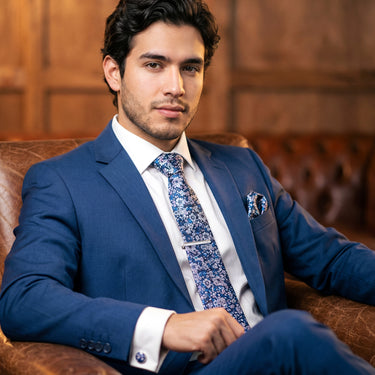 Salvias · conjunto de corbata floral azul y rosa con pañuelo, gemelos y pasador