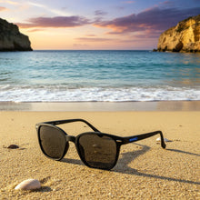 Sardinera · gafas de sol negras con detalles azules