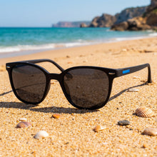 Sardinera · gafas de sol negras con detalles azules